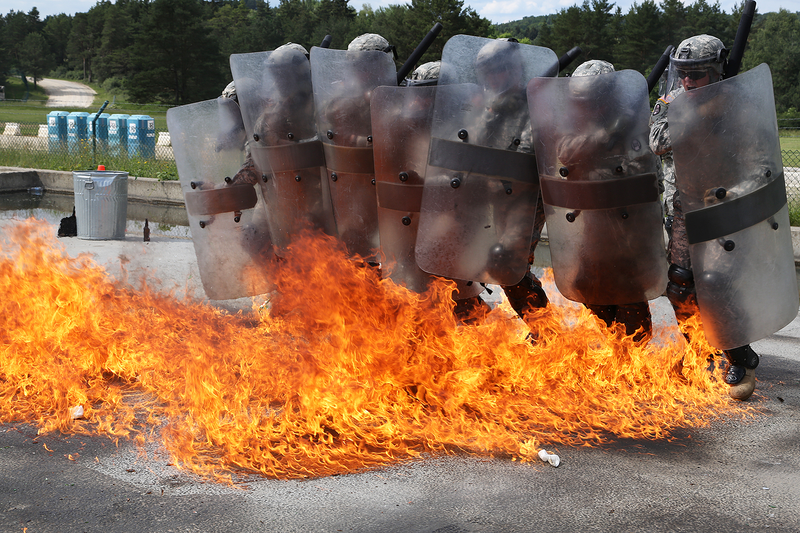 Illustration for article titled These Photos Of Soldiers Executing Fire Phobia Training Will Terrify You